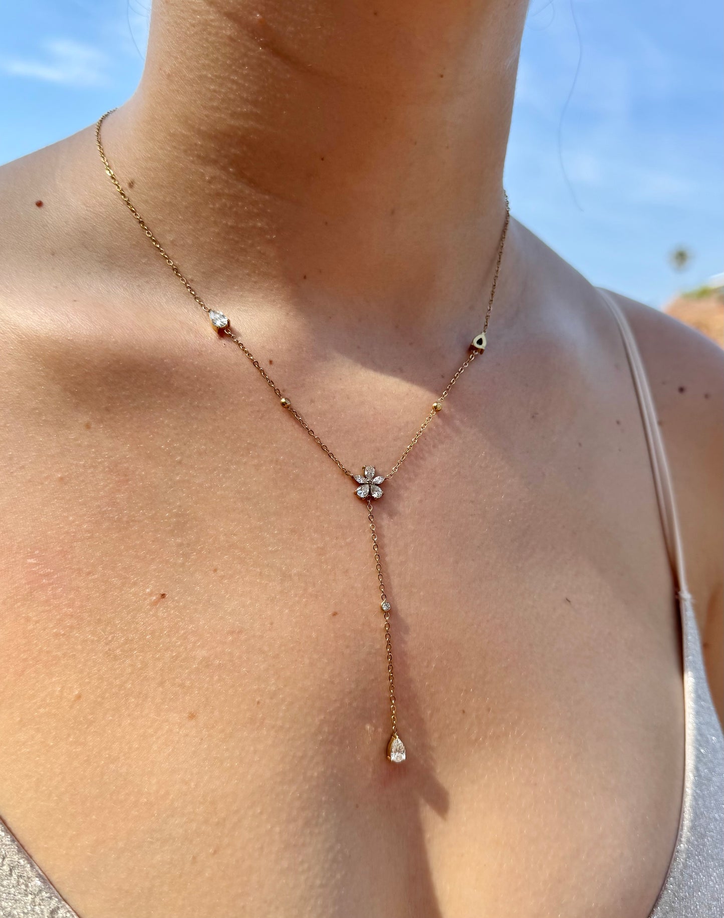 Collier y fleuri