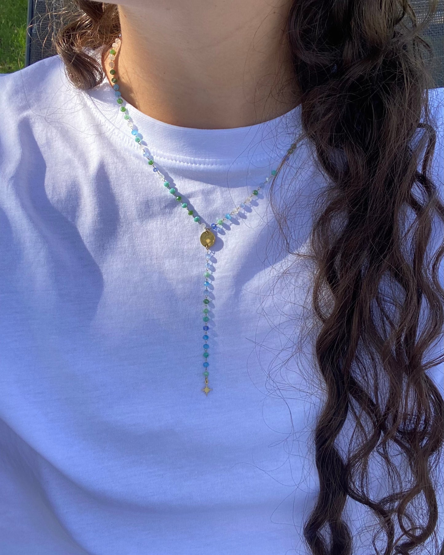 Collier y chaîne perlée