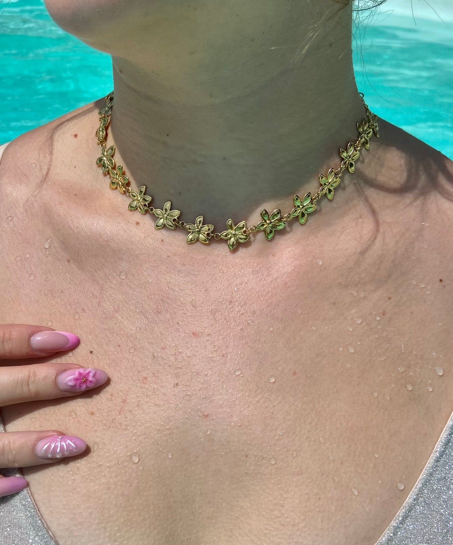 Collier ras de cou fleuri
