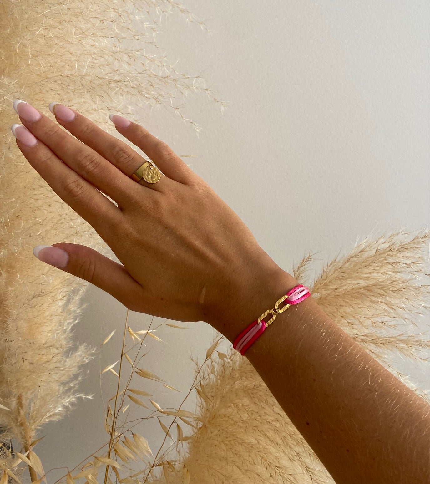 Bracelet double cordon avec pièces martelées