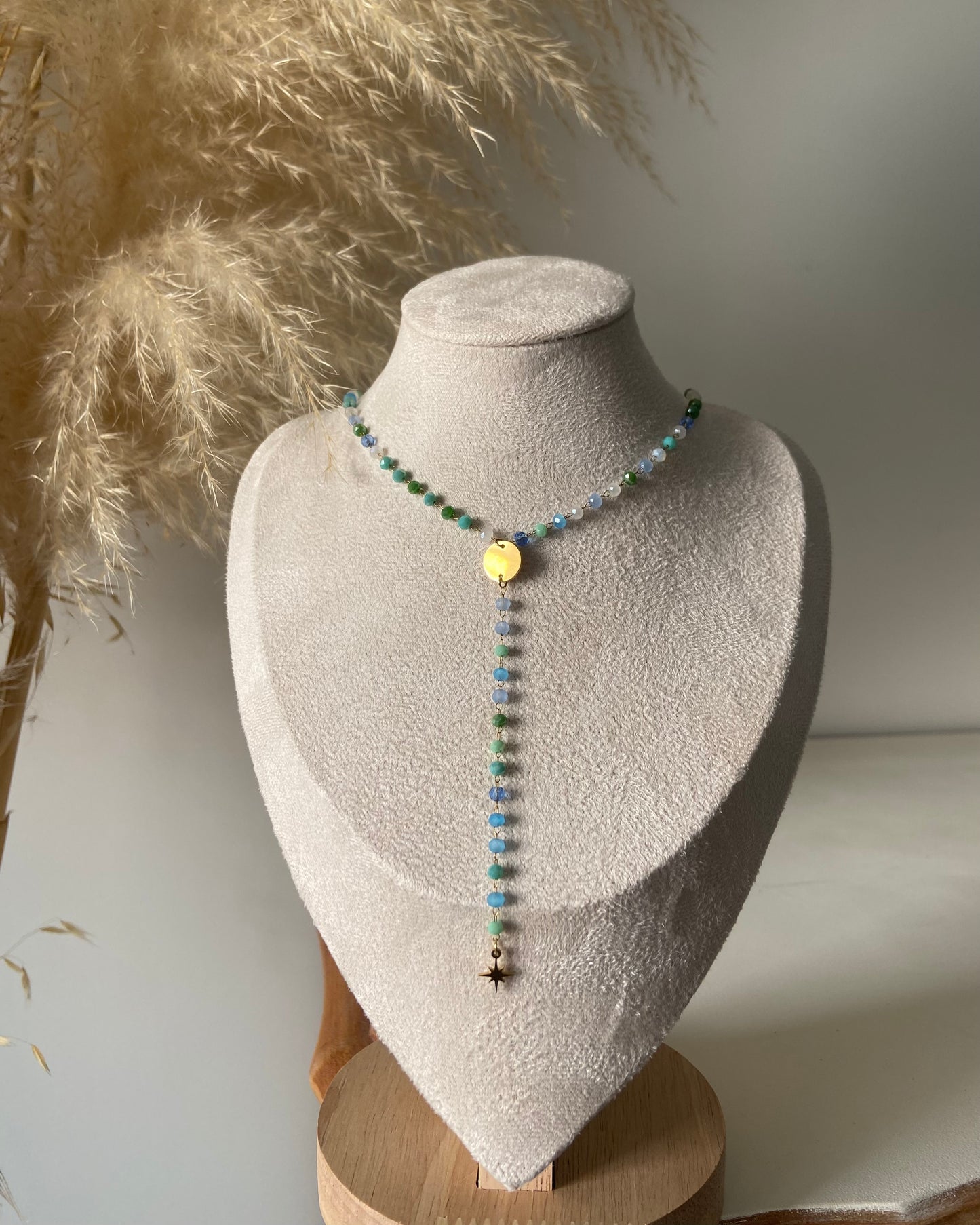 Collier y chaîne perlée