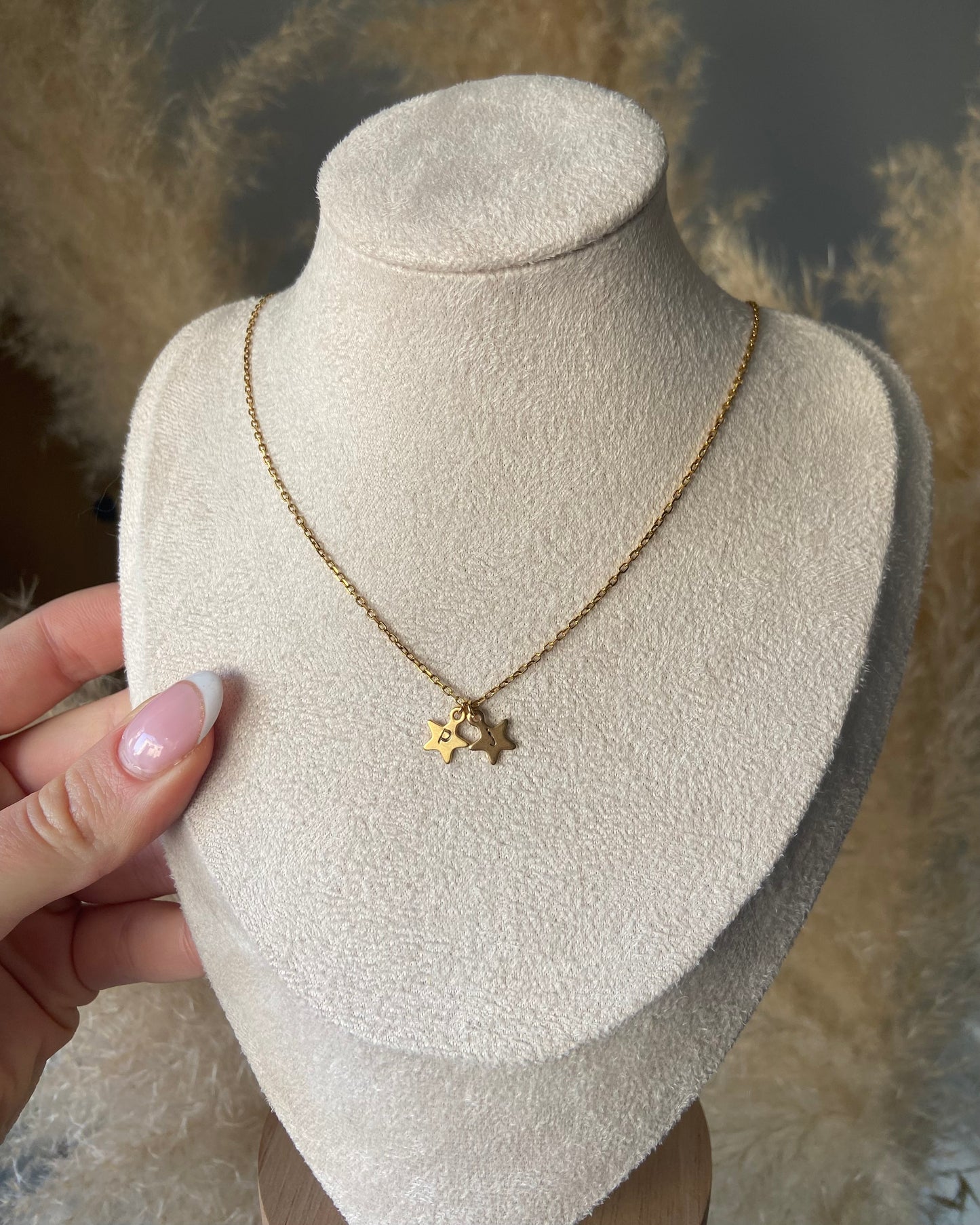 Collier estampillé avec étoiles