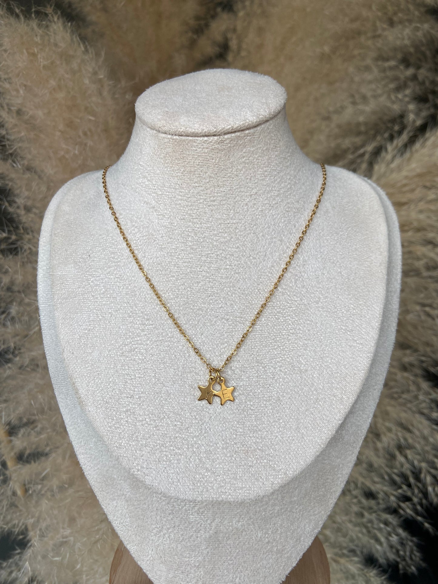 Collier estampillé avec étoiles