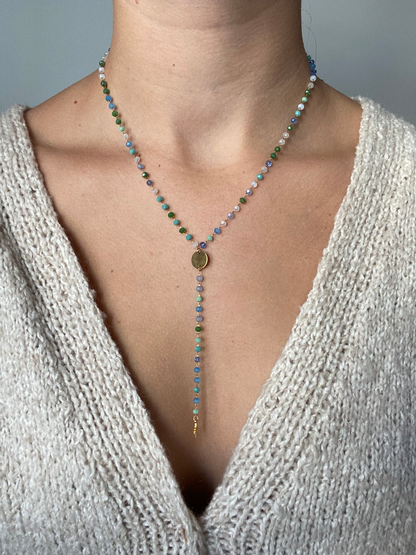 Collier y chaîne perlée