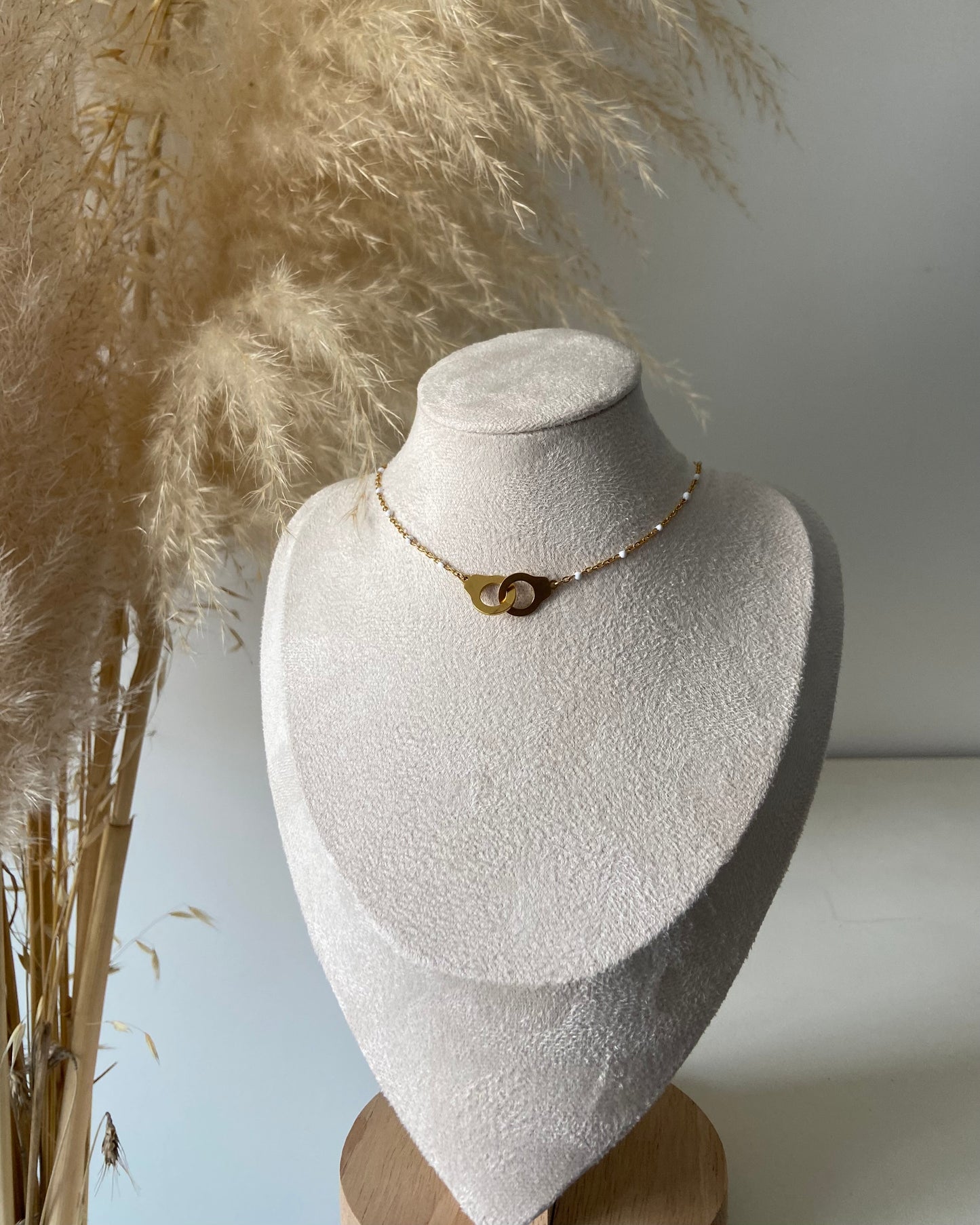 Collier ras de cou menottes
