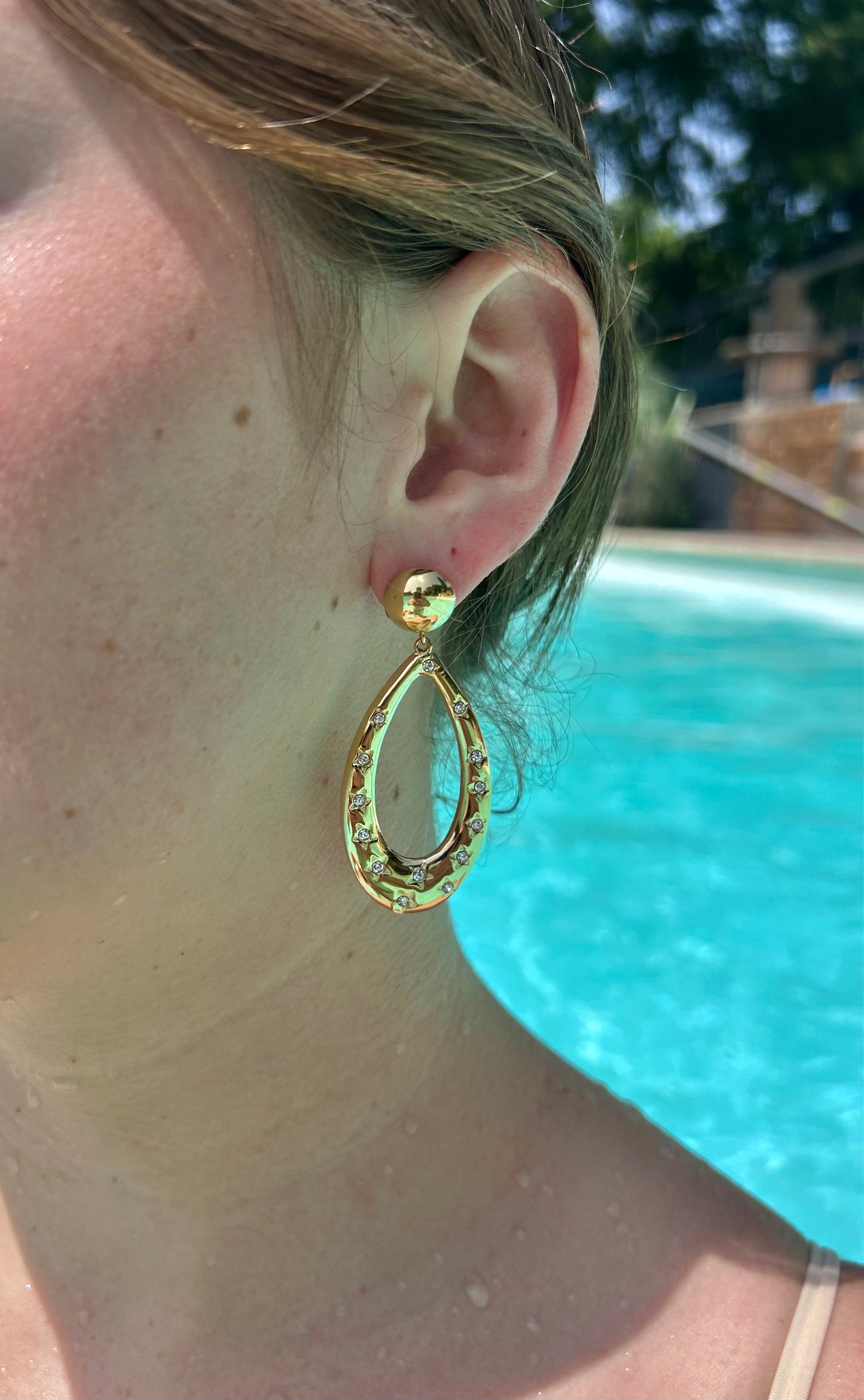 Boucles pendantes ovales et zirconium