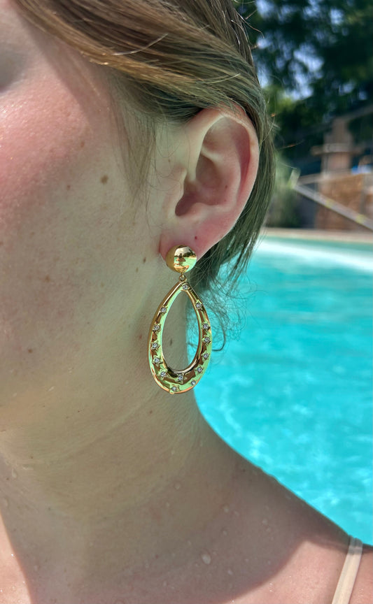Boucles pendantes ovales et zirconium