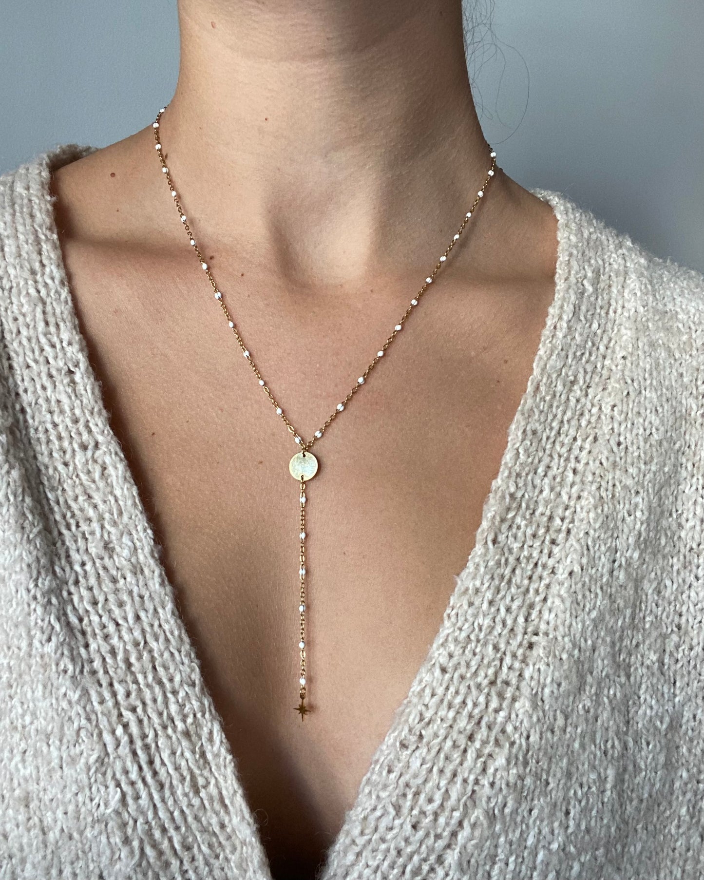 Collier Y avec des perles blanches