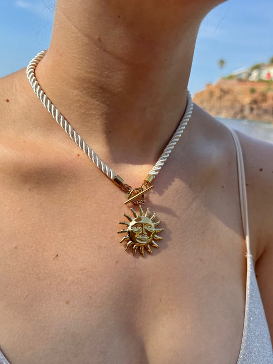 Collier en cordon avec soleil