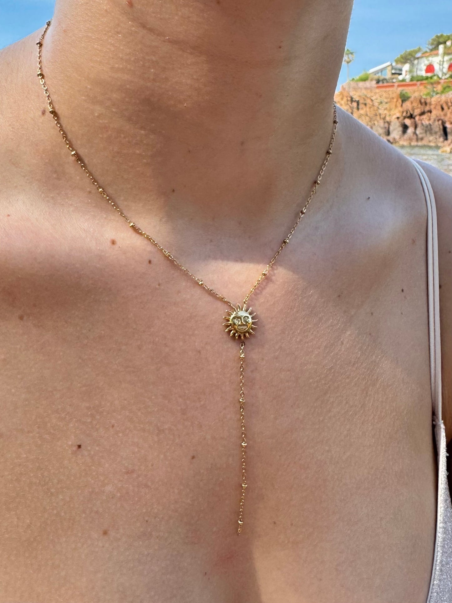 Collier y avec soleil