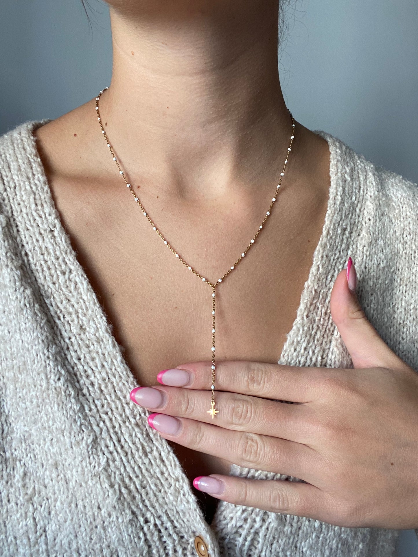 Collier Y avec des perles blanches
